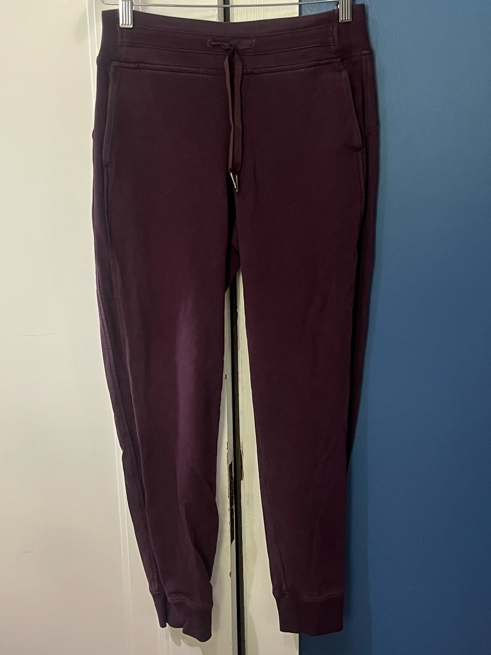 Lululemon women’s Maroon Jogger Pants Size :4